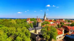 Panoraamvaade Tallinna vanalinnale koos ajalooliste tornide ja rohelusega päikeselisel suvepäeval.