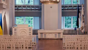 Tartu Ülikooli muuseumi pidulik saal ajaloolise lühtri ja puidust toolidega Tartus.